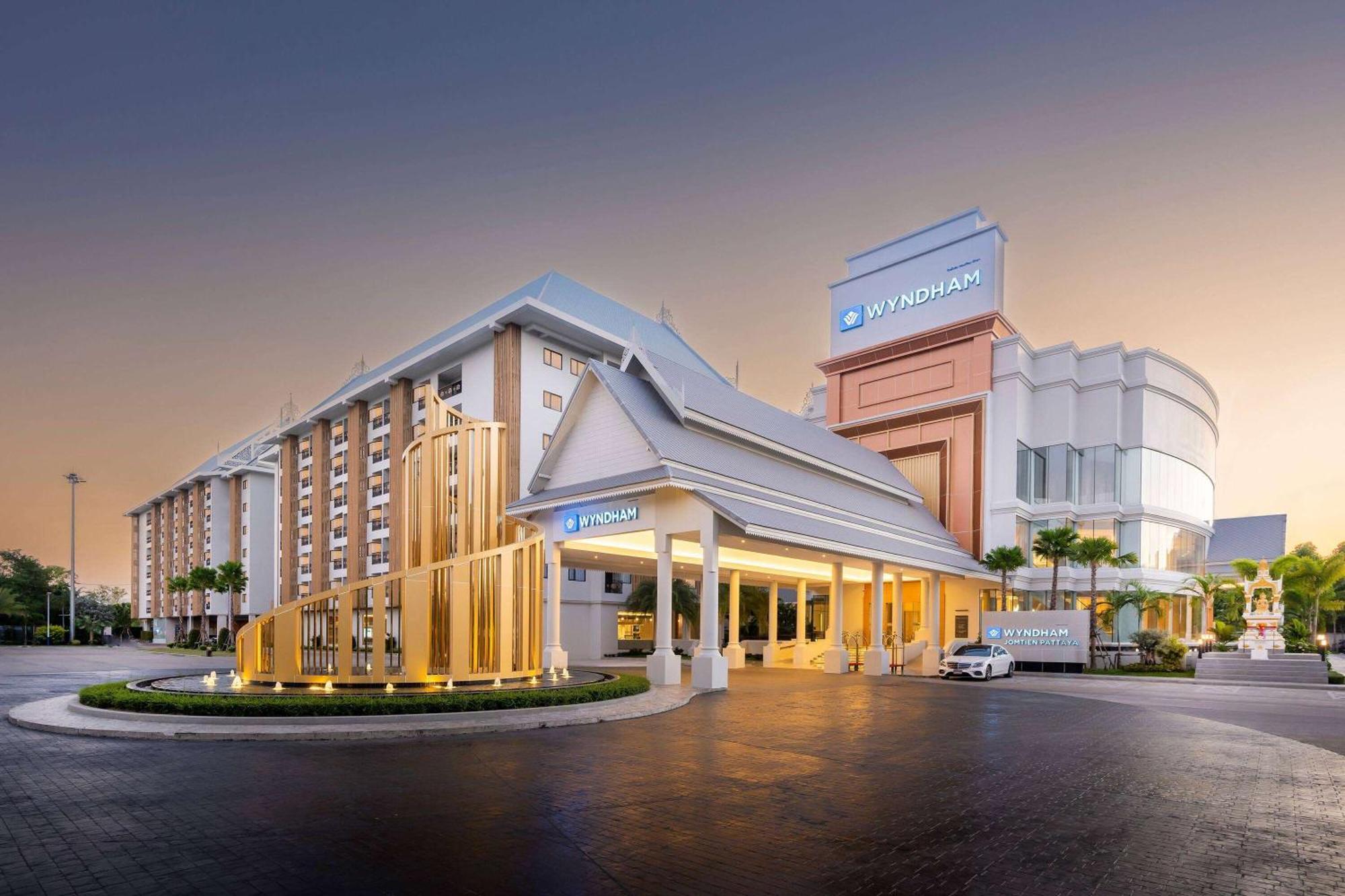 Hotel Wyndham Jomtien Pattaya à Na Chom Thian Extérieur photo