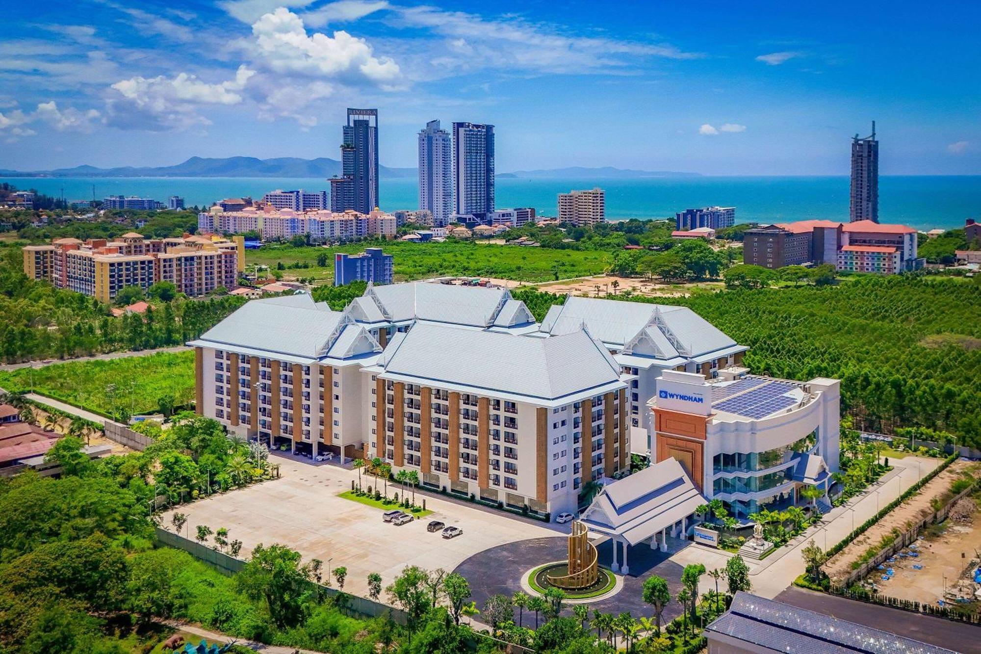 Hotel Wyndham Jomtien Pattaya à Na Chom Thian Extérieur photo